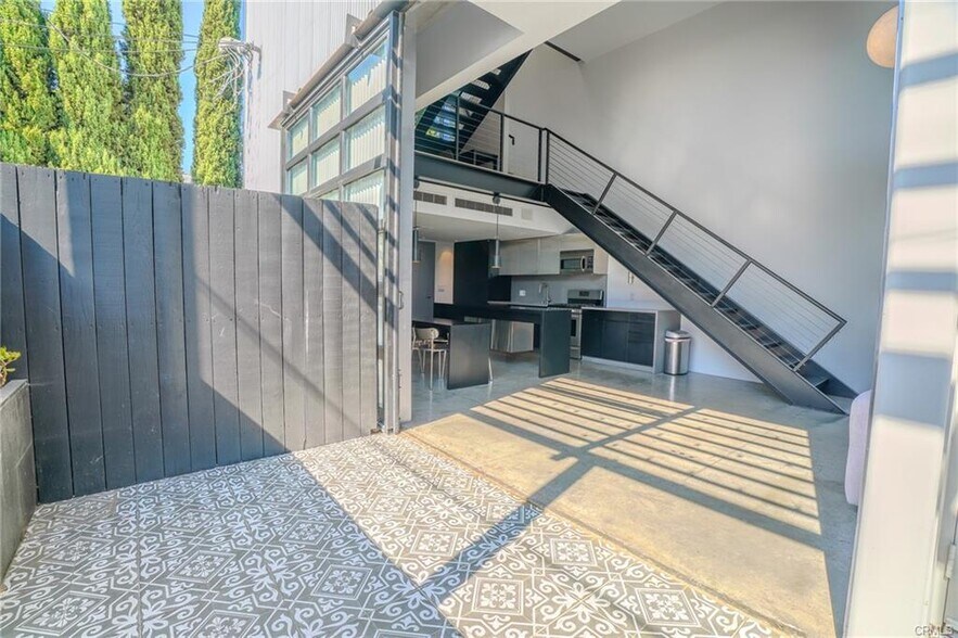 Building Photo - 1011 N Orange Grove Ave