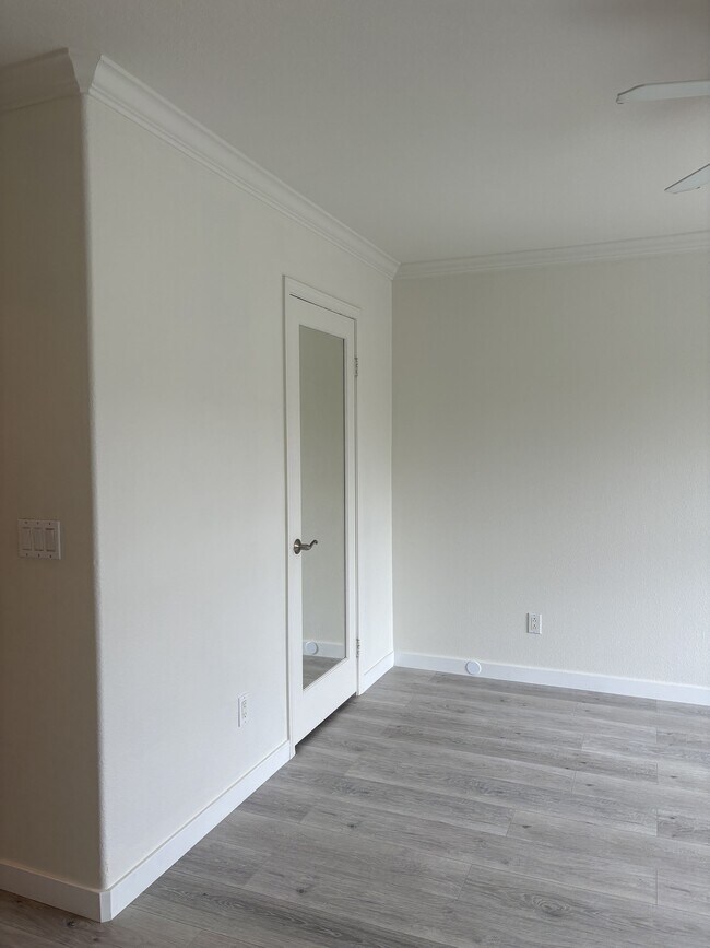 Building Photo - 4023 Bluff View Way