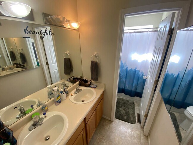 Building Photo - Nice 4 Bed 2 Bath Home Close to Ft Carson!!!
