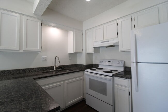 Building Photo - Fully Remodeled 2 Bedroom 1.5 Bath Duplex In Olathe