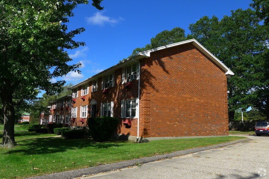 Oakridge Apartments 317379 Roanoak Ave Willimantic CT 06226