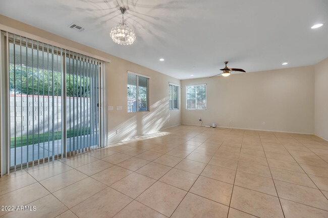 Building Photo - 4625 E Beck Ln