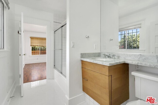 Building Photo - 320 4th Ave