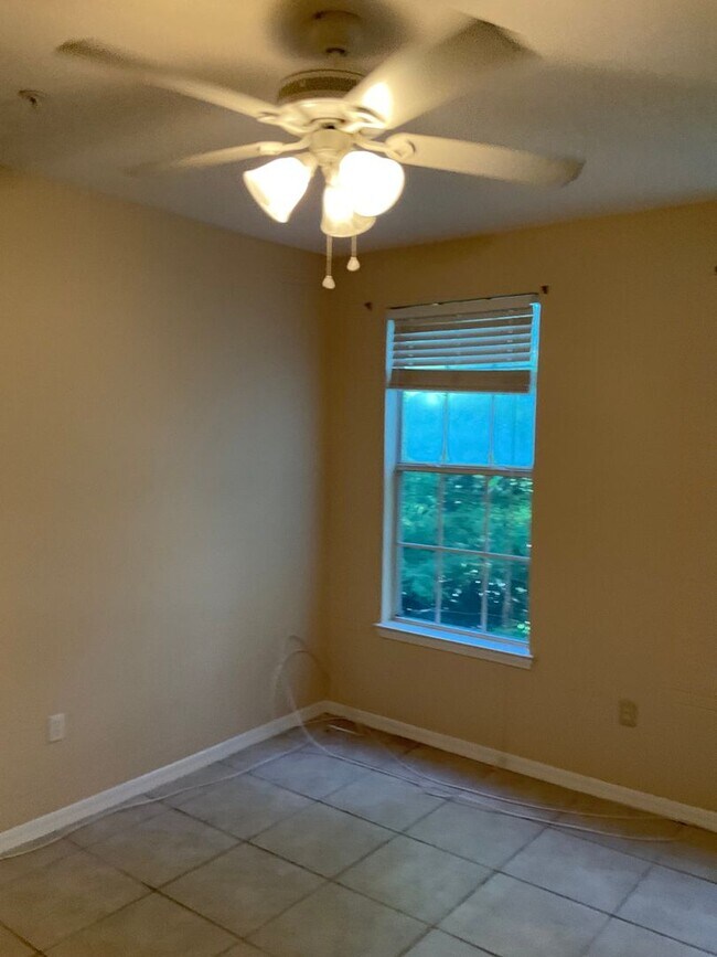 Building Photo - Great Condo in the NW
