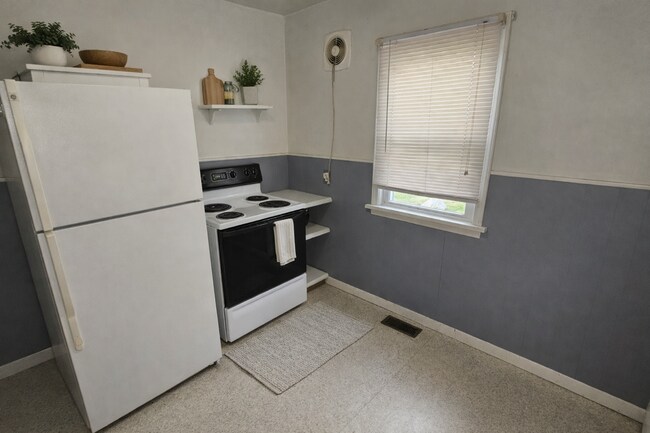 Building Photo - 3 Bedroom 1.5 Bath **Coming Soon**