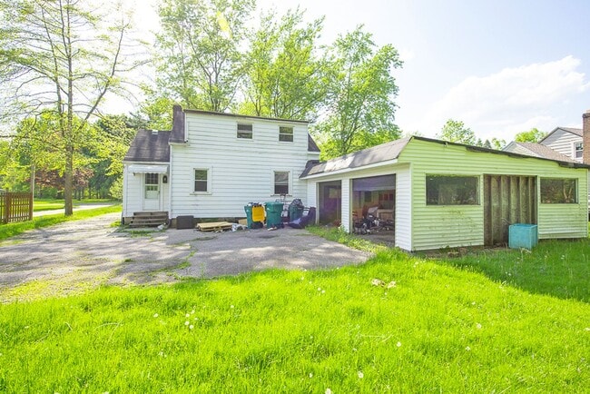 Building Photo - THREE BEDROOM SINGLE FAMILY HOME IN BEAUTI...