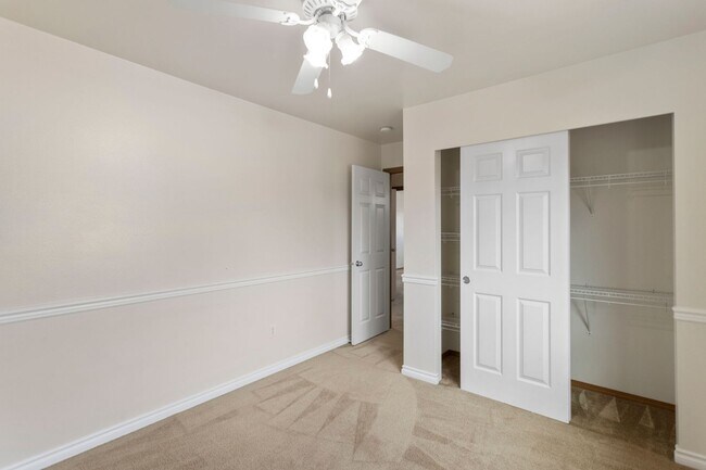 Building Photo - 4 Bed 2.5 Bath - Excellent Condition - Pet...