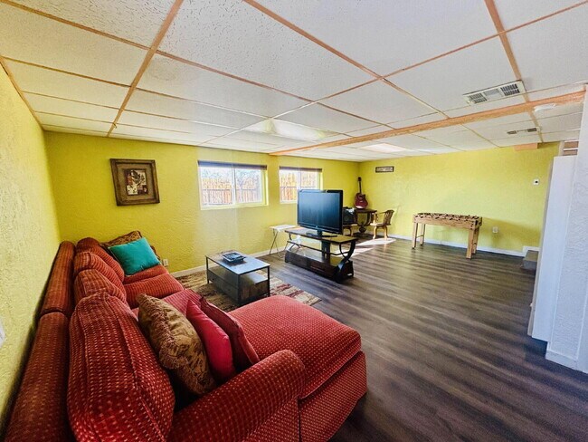 Building Photo - 4 bedrooms, 2 kitchens, 2.5 bathrooms, lau...