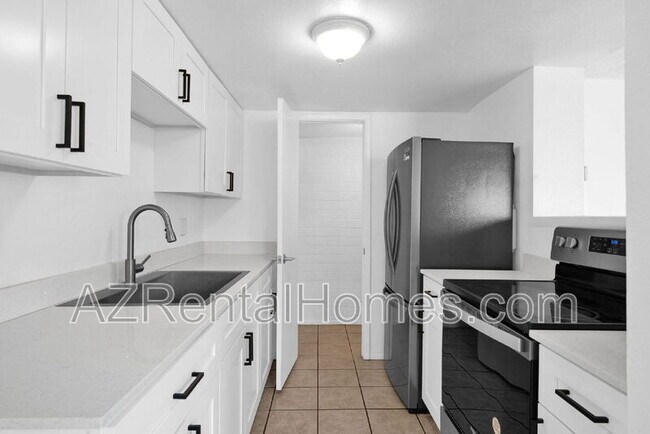 Building Photo - 4715 E Jones Ave