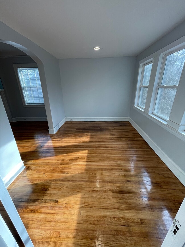 Building Photo - 611 Lincoln Pky