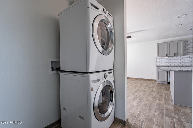 Building Photo - 37 E El Parque Dr