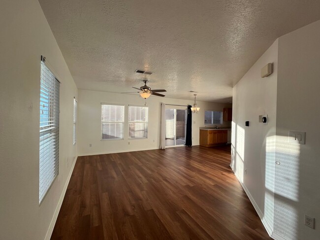 Building Photo - Nice 3 Bedroom 2.5 Bathroom Located In A G...