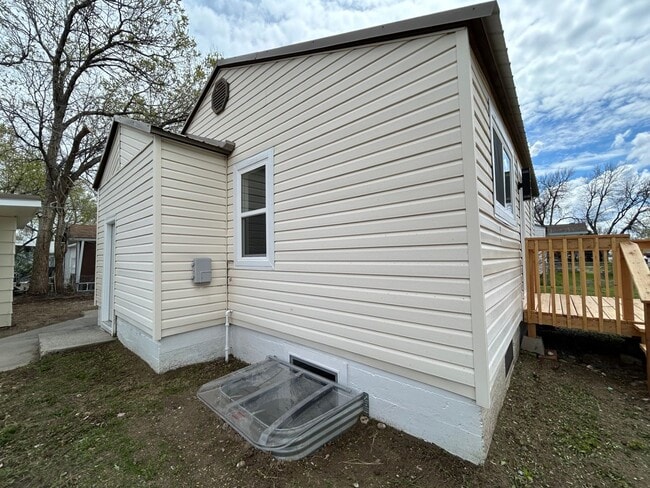 Building Photo - 3 Bedroom 1 Bath Beautiful House with Fenced Yard & Garage