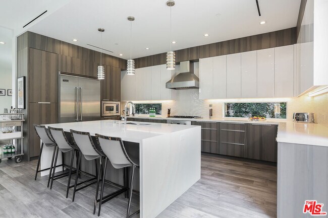 Building Photo - 912 N Crescent Heights Blvd