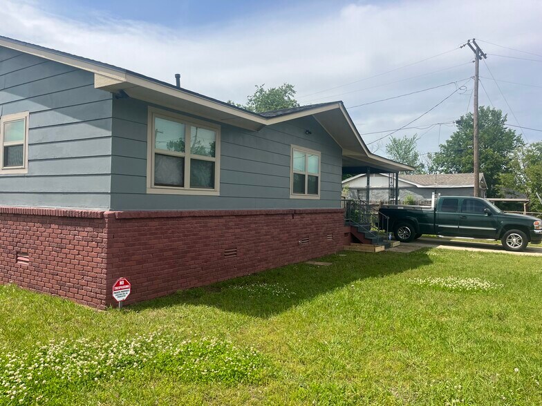 Primary Photo - 2421 N Prospect Ave