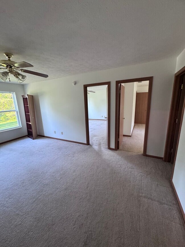 Building Photo - 5 Bd 2.5 Ba