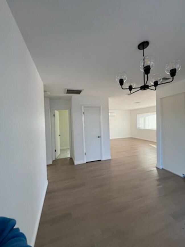 Building Photo - Cozy 2 Bedroom 1 Bathroom Home