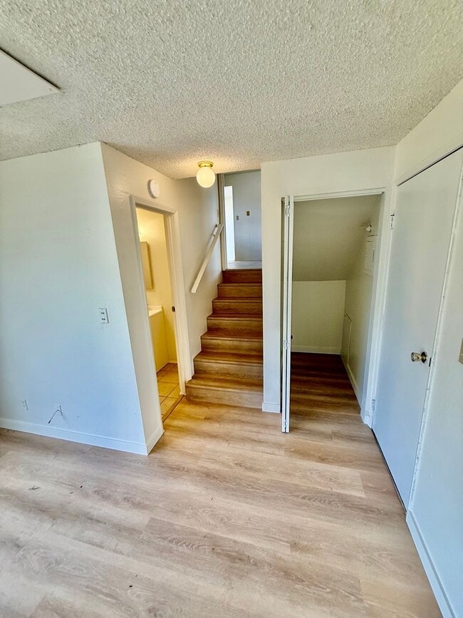 Building Photo - 4 BR/2.5 BA/4 PK/Available May 1
