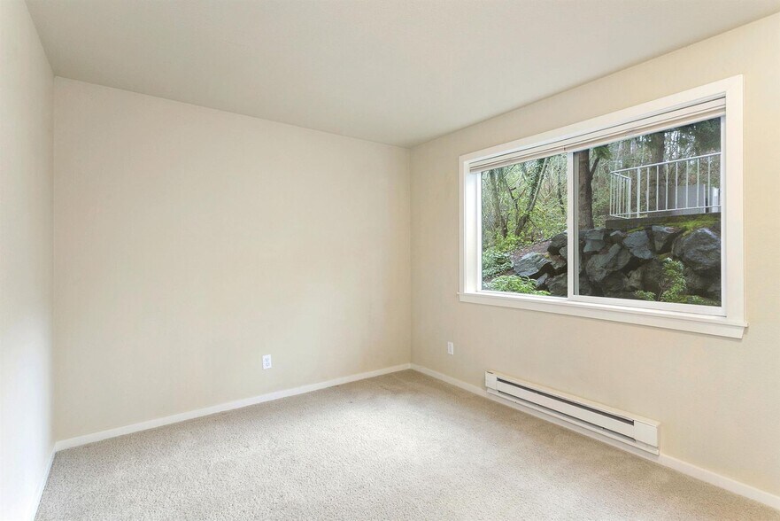 Building Photo - Spacious Mill Creek Corner unit Condo In-Town
