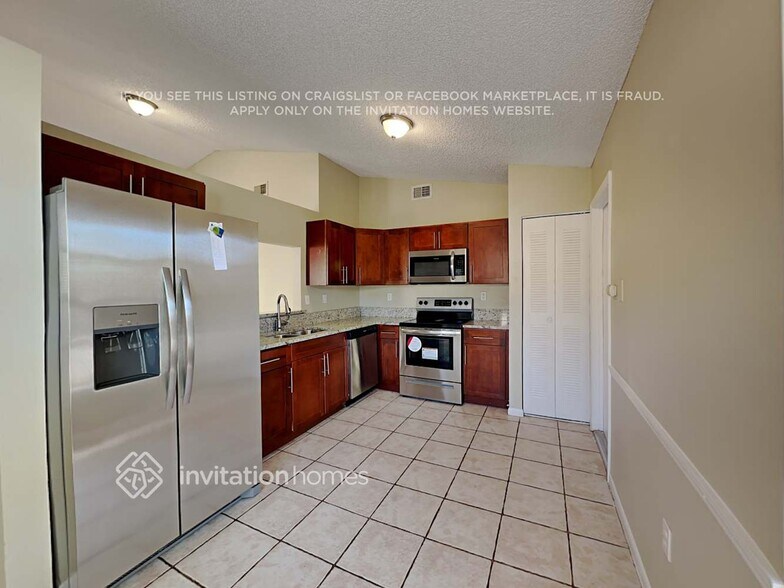 Building Photo - 13641 Newport Manor