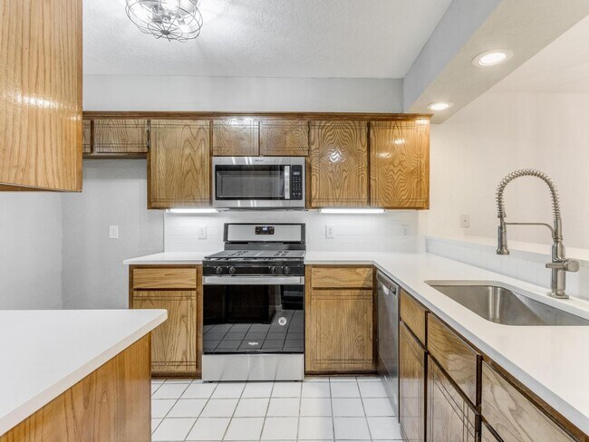 Building Photo - Beautiful 3bed/2bath Townhome Available in...