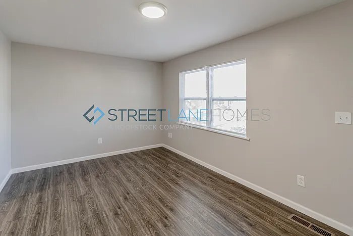 Building Photo - 610 16th Pl SW