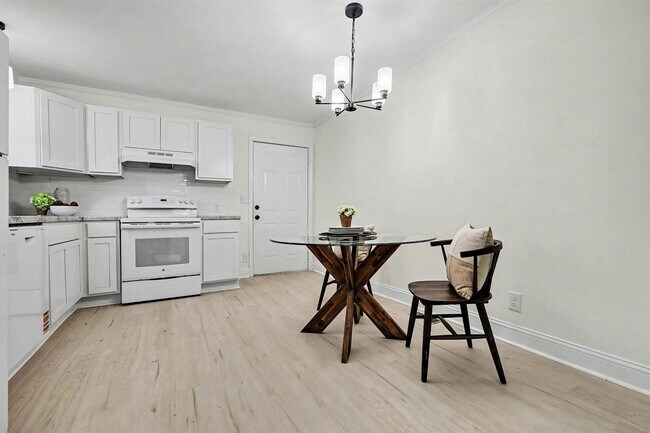 Building Photo - Two Bedroom Two Bathroom House with office and upstairs bonus room!   Fenced Yard!  Dogs Welcome!