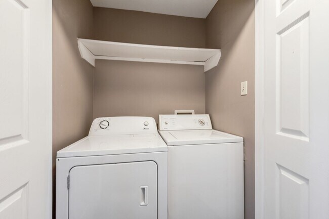 Building Photo - 3 Bedroom 2 Bathroom Lafayette Townhome for Rent!