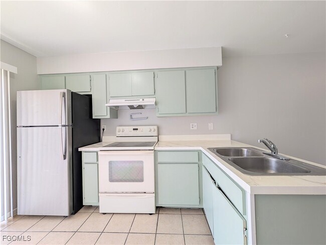 Building Photo - 427 NE Pine Island Ln