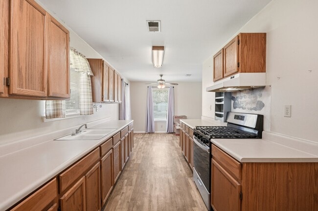 Building Photo - 1017 Lions Park Dr