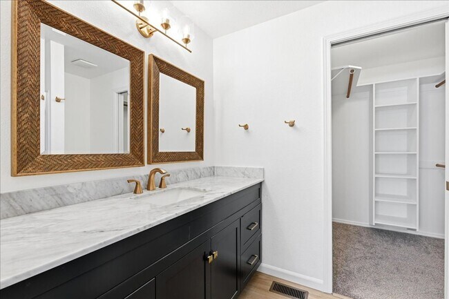 Building Photo - 3 Bedroom 2.5 Bathroom Townhouse in Southeast Boise
