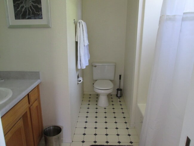 Building Photo - Cute and Spacious One Bedroom Condo