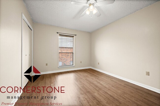 Building Photo - 2 Bed, 1.5 Bath located off of Brightside ...