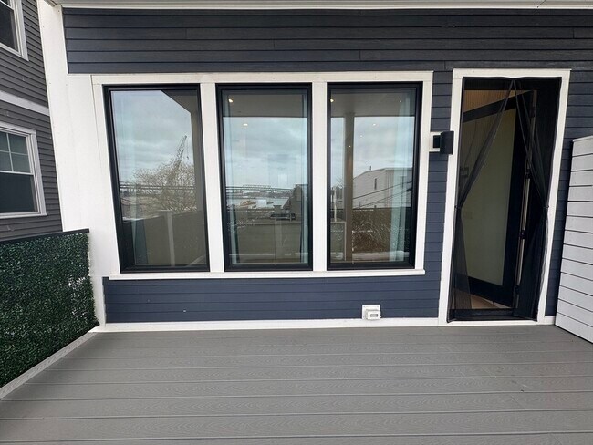 Building Photo - 360 Meridian St