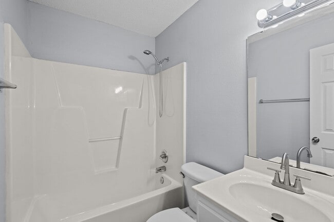 Building Photo - Beautiful 3 bedroom HOME