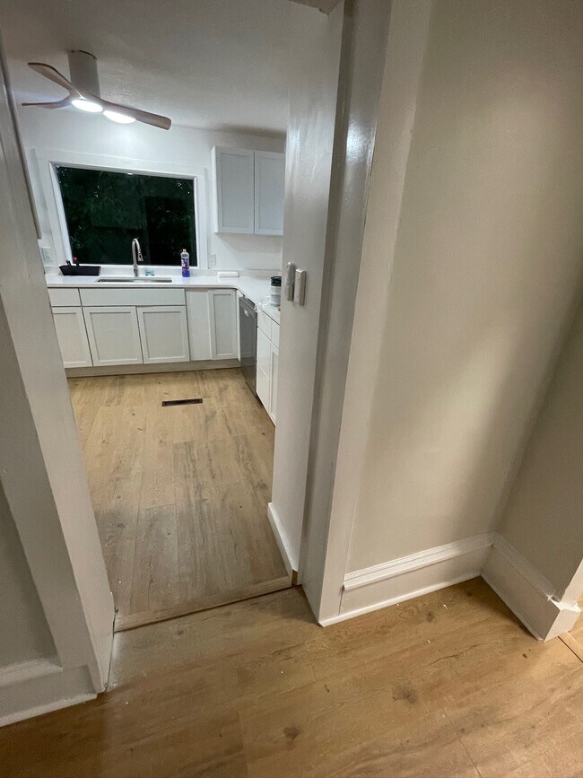 Building Photo - 304 Poplar St