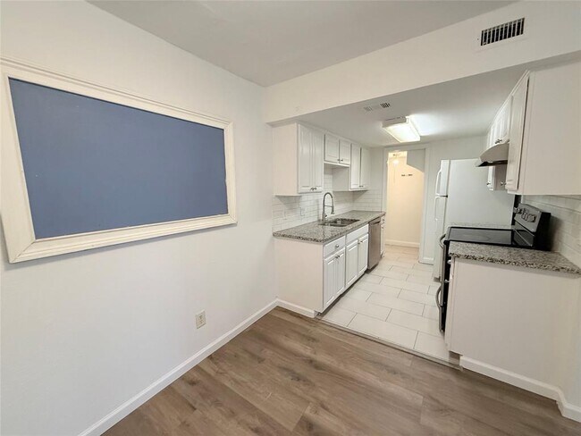 Building Photo - 2124 Burton Dr