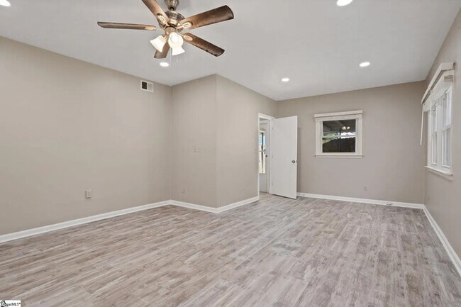 Building Photo - 3 Bedroom 2 Bathroom house