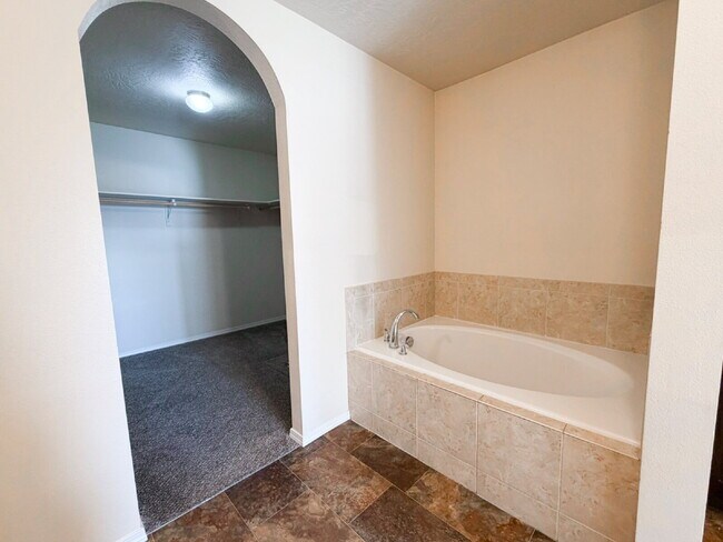 Building Photo - 4 Bed / 2 Bath Home for Rent in Caldwell – 1,886 Sq Ft