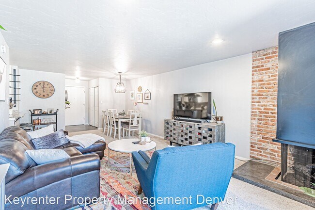 Building Photo - 2 br, 1 bath House - 700 N Washington St #207