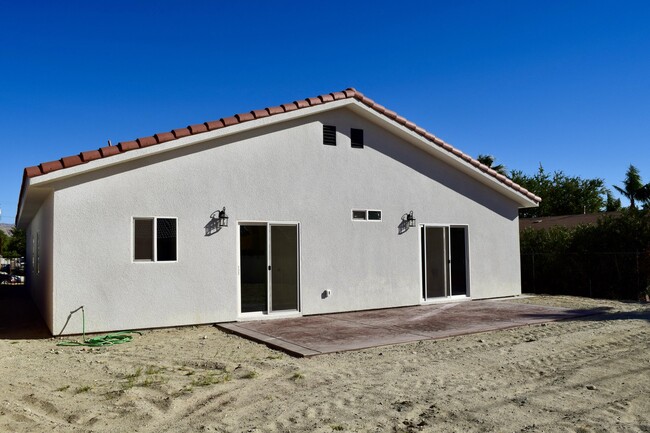 Building Photo - 13855 La Mesa Dr