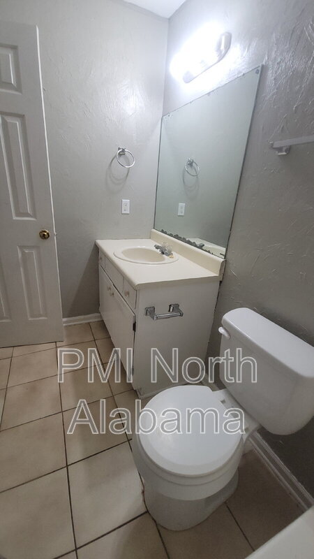 Building Photo - 1502 Barrington Rd NW