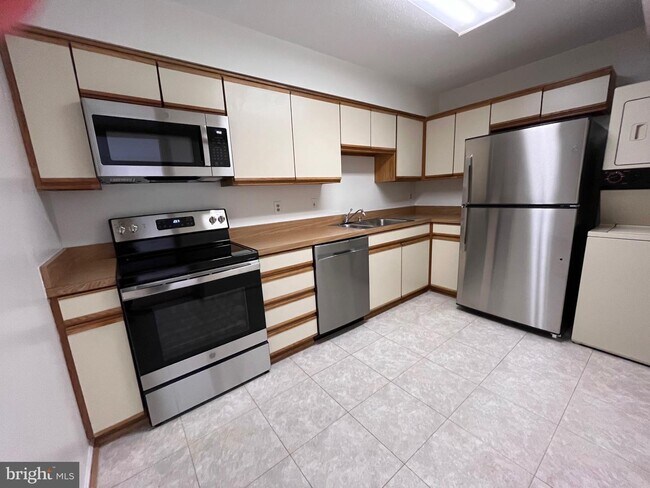 Building Photo - 15100 Interlachen Dr