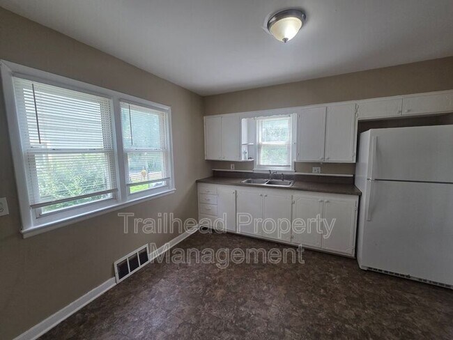 Building Photo - 1223 N Cottage Ave