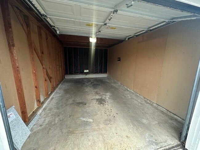 Building Photo - Three bedroom Clearview Circle Condo!