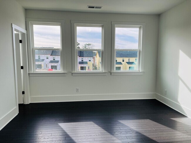 Building Photo - LIKE NEW IN PARK VUE! Townhome located across from Westside Park in Atlanta! MUST SEE!