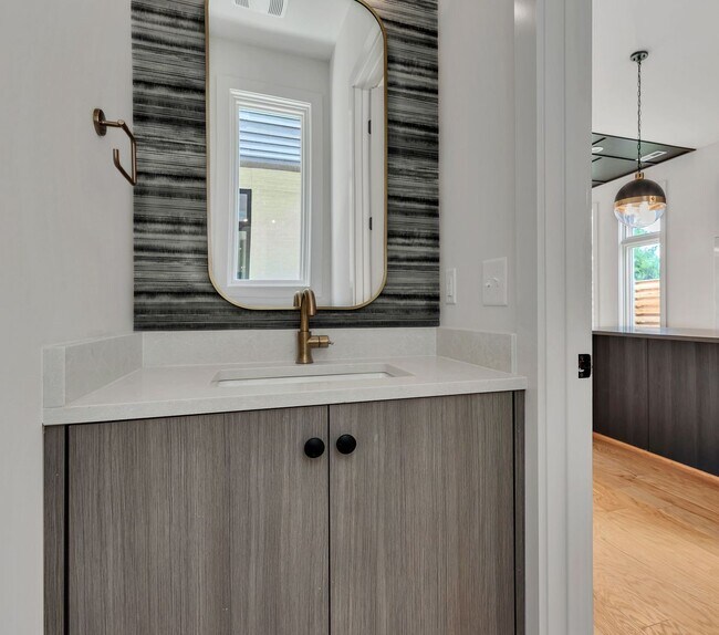 Building Photo - Stunning Salemtown Townhome With Fenced In Yard