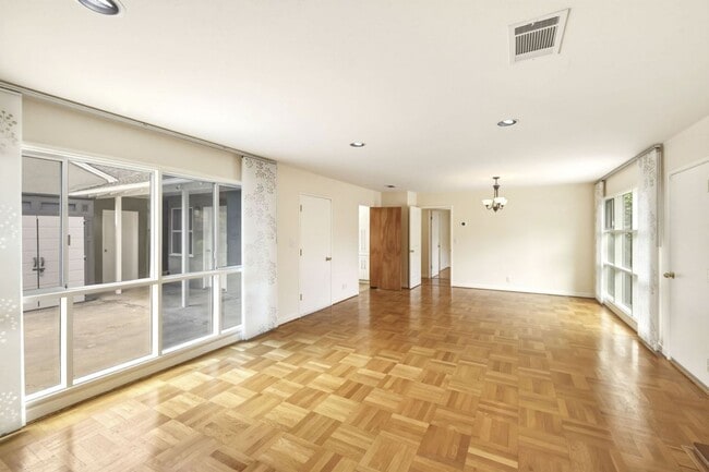 Building Photo - Thoughtfully Updated 3 Bed, 2 Bath Home Close to Rinconada Park, Lucie Stern Community Center, an...