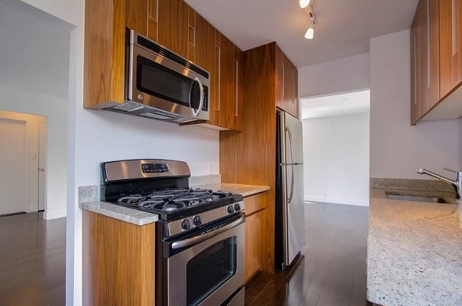 Building Photo - 200 E 82nd St