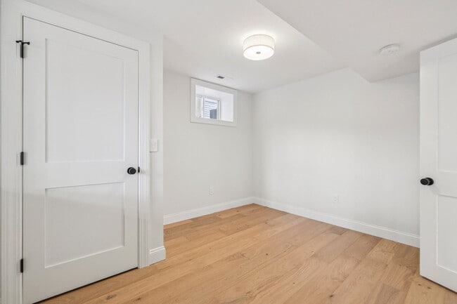 Building Photo - 34 Larch St